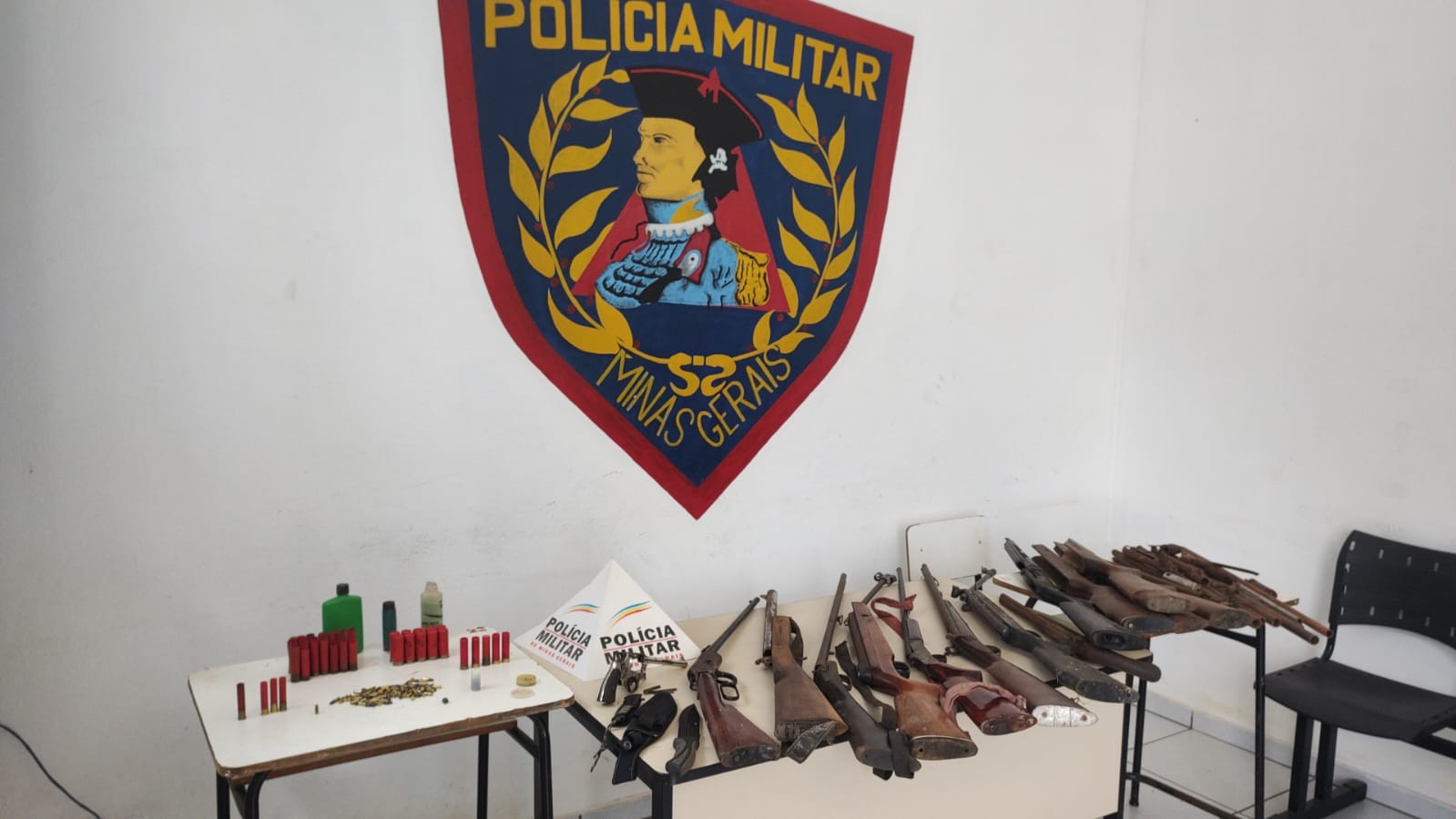 PM apreende armas e munições ao suspeitar de motorista que dava marcha à ré em estrada vicinal de São João Evangelista 