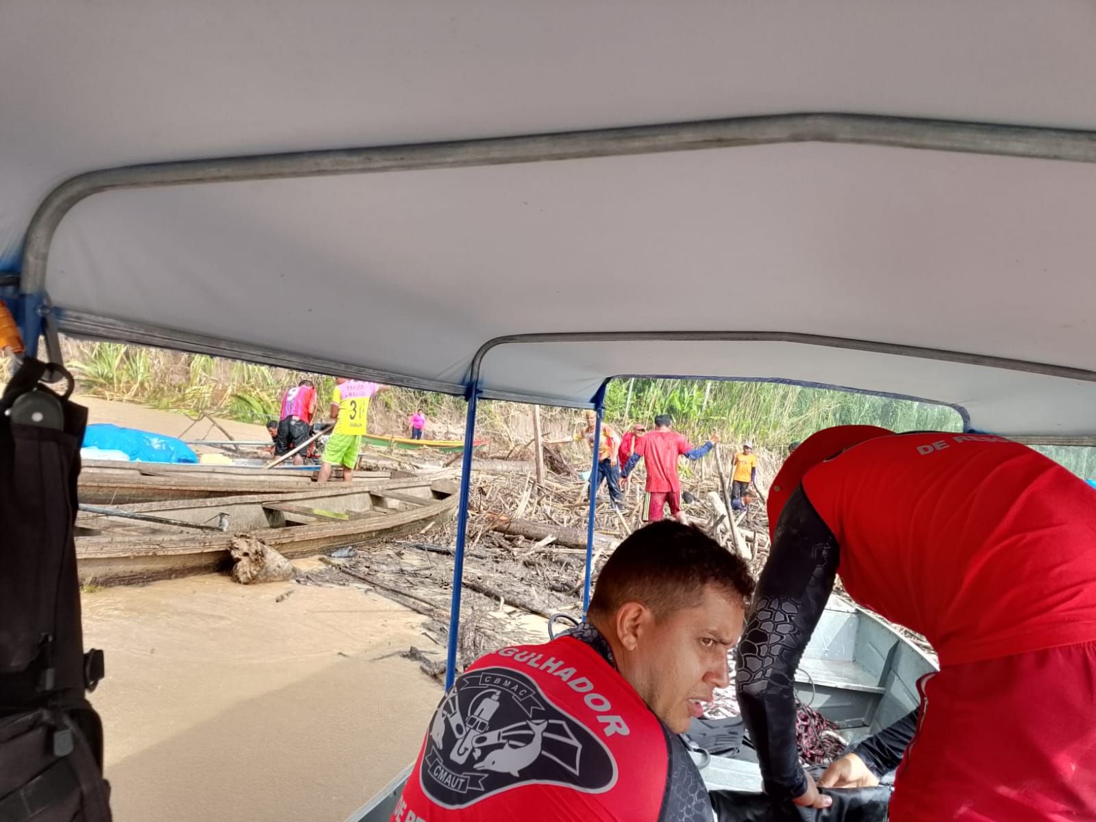 Três dias após naufrágio de barco, bombeiros encontram rede de criança desaparecida em rio no AC