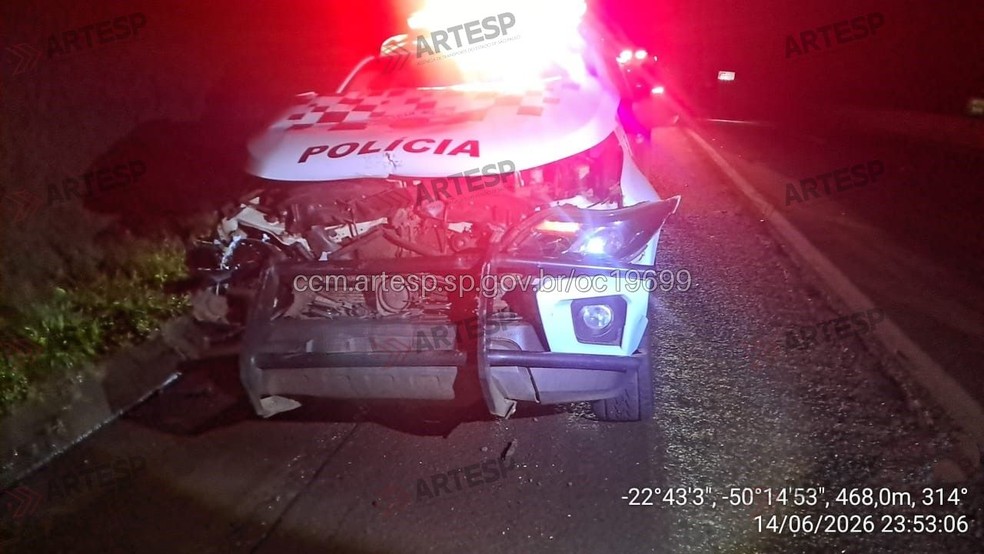 4 de 5
Viatura bateu na traseira da outra no km 426 da Raposo Tavares, em Palmital (SP), na madrugada desta segunda-feira (15) — Foto: Artesp/Divulgação