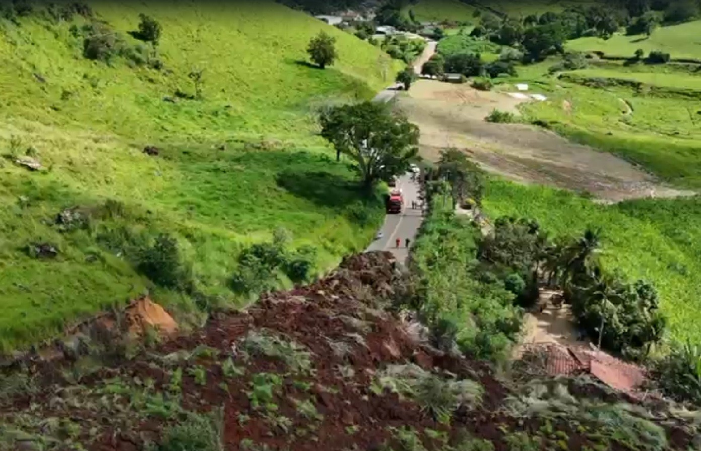 Deslizamento de terra deixa duas pessoas feridas e interdita rodovia em Natividade