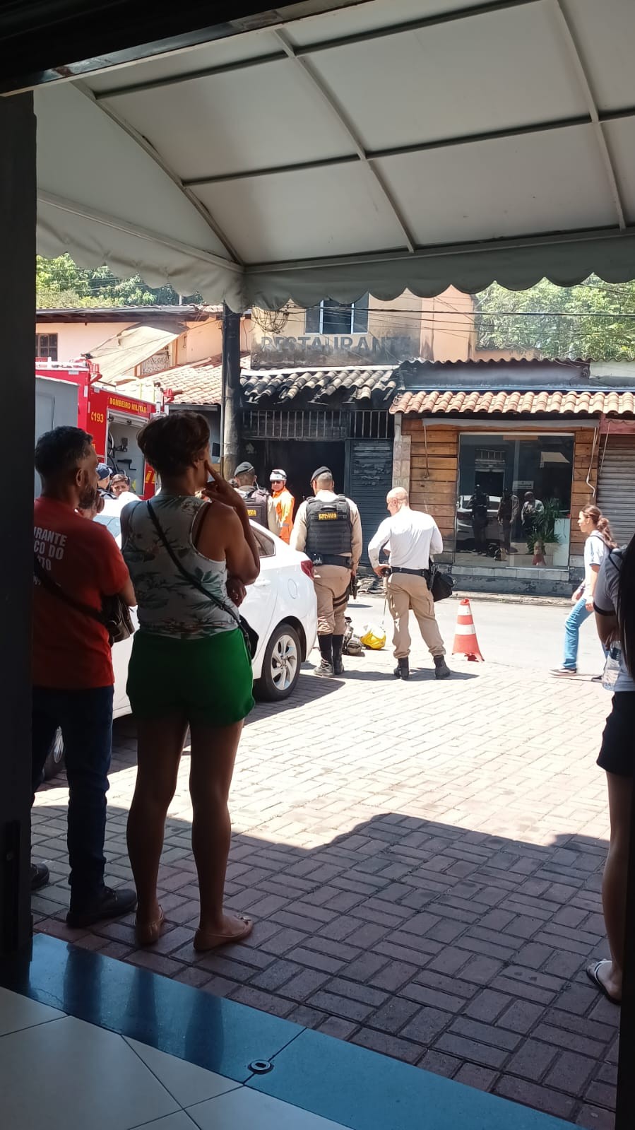 Explosão de botijão de gás em restaurante deixa três pessoas feridas em Sabará
