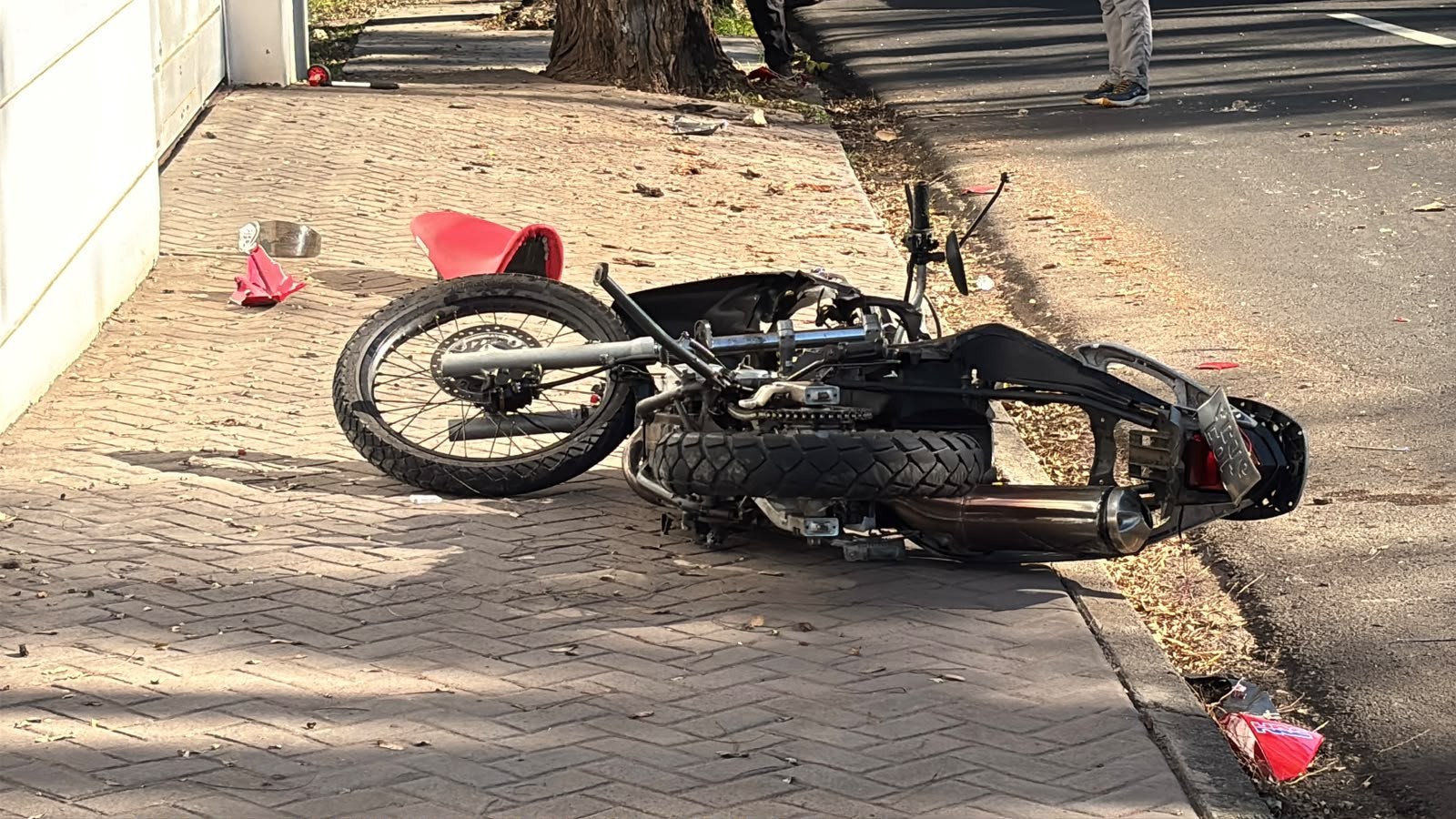 Motociclista de 18 anos morre após perder o controle e bater em árvore em avenida de Piracicaba