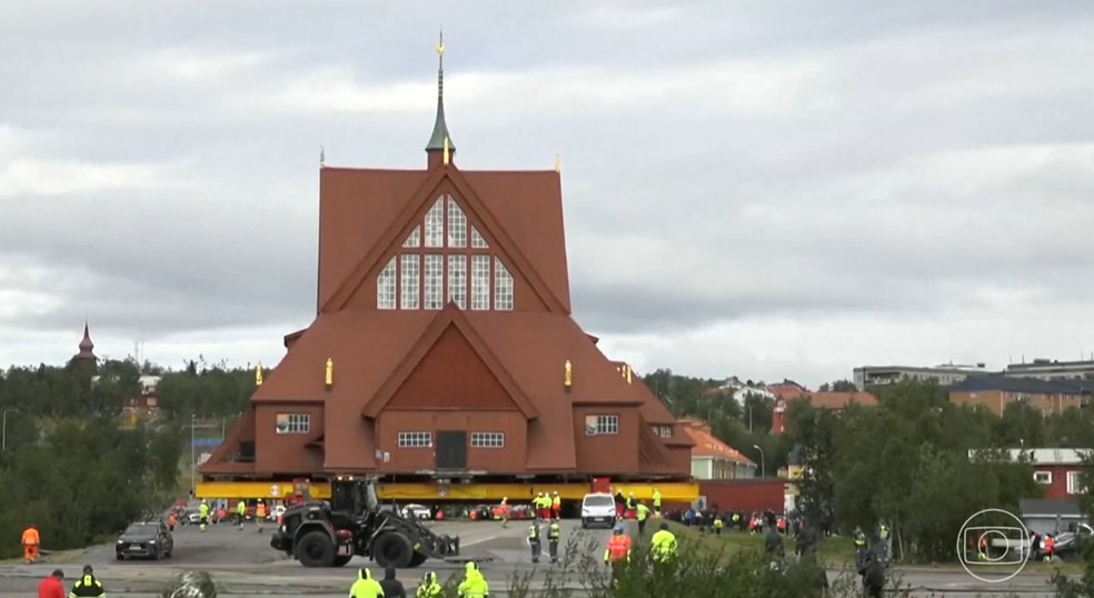 Igreja centenária é transportada sobre rodas para escapar de área em risco de desmoronamento na Suécia