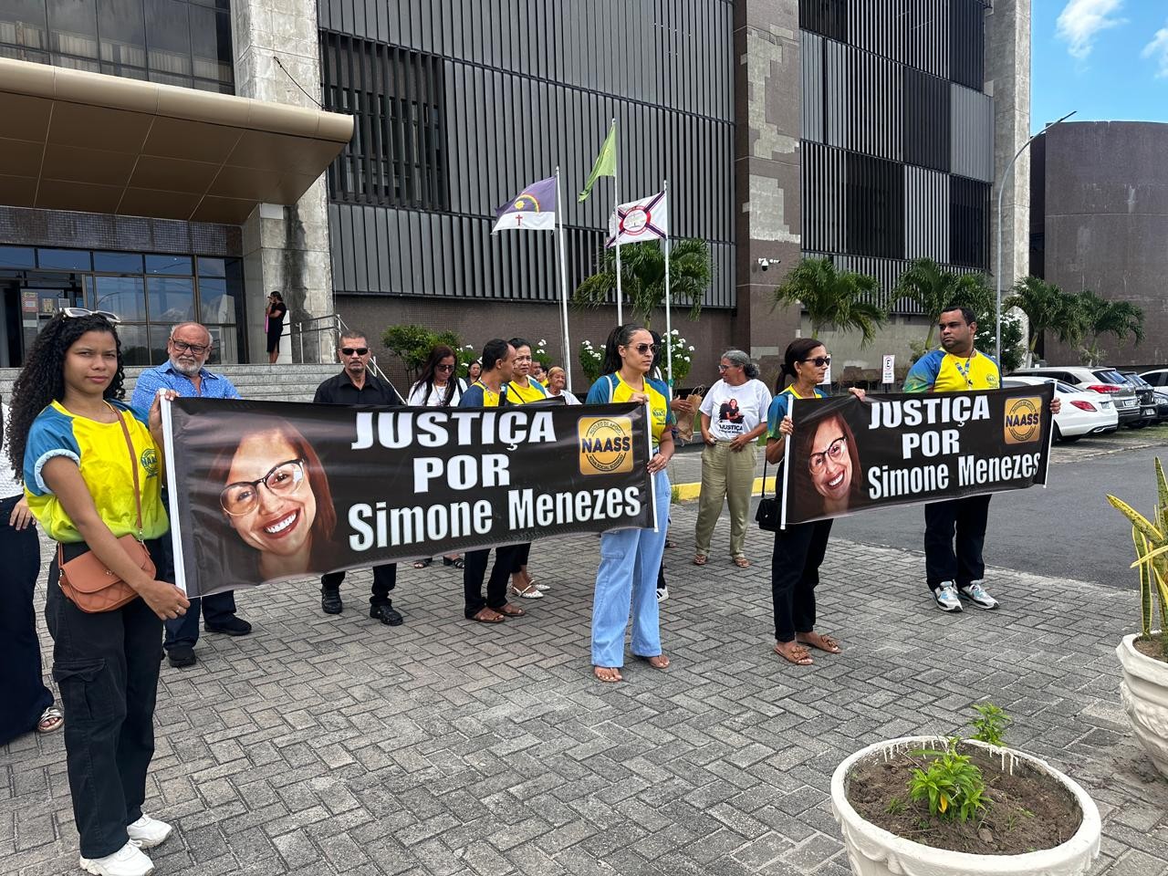 Acusado de matar ex-namorada a facadas em ONG onde vítima trabalhava é julgado em Jaboatão