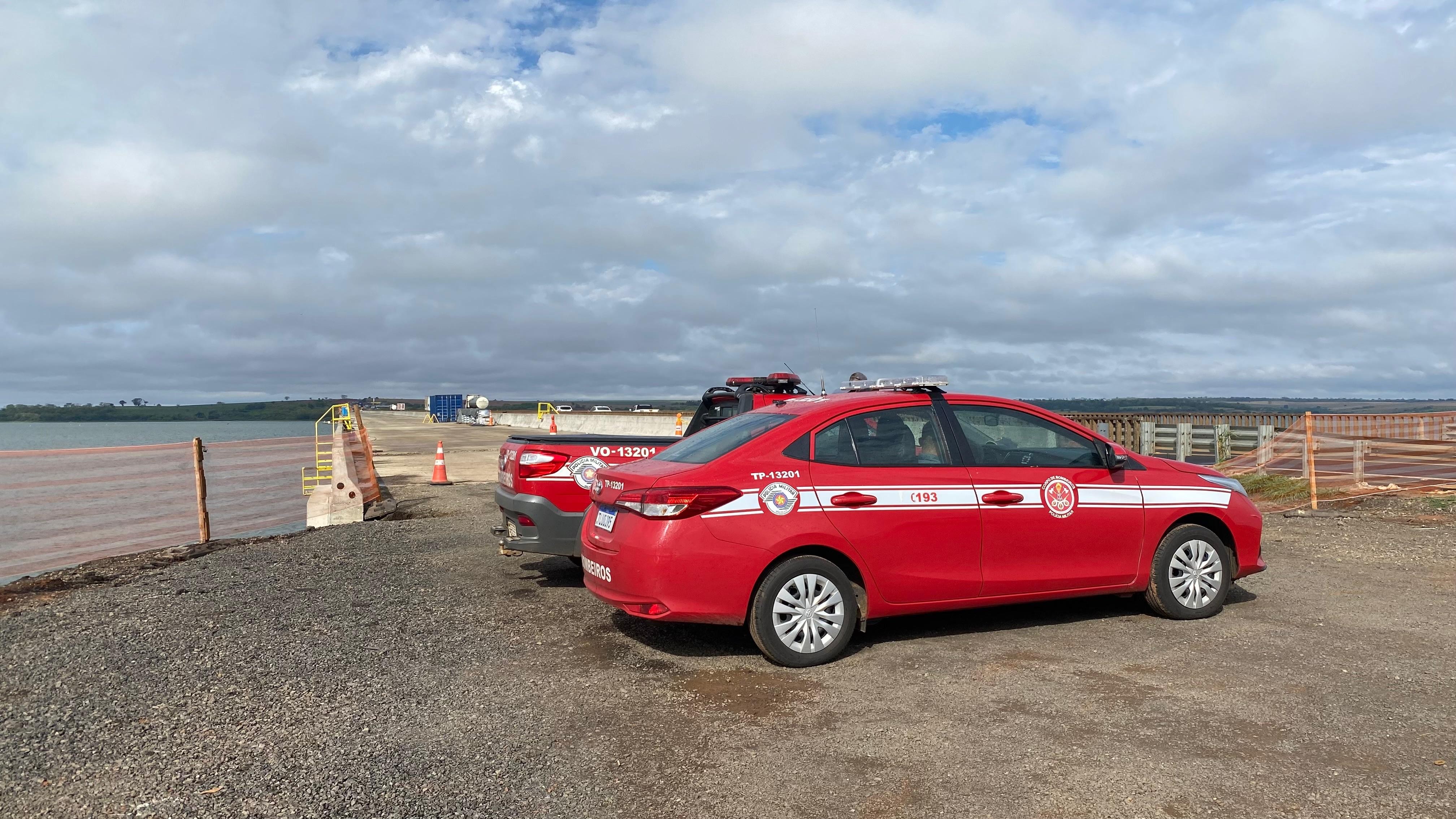 Trabalhadores caem no Rio Tietê após estrutura metálica de ponte ceder; um deles está desaparecido