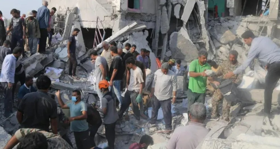 No primeiro dia dos ataques, uma escola foi atingida por um míssil americano, deixando dezenas de crianças mortas — Foto: Reuters