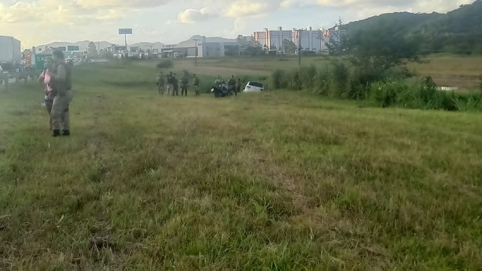 Vale onde carro do suspeito caiu, às margens da BR-101 em Balneário Camboriú — Foto: Polícia Militar/Divulgação