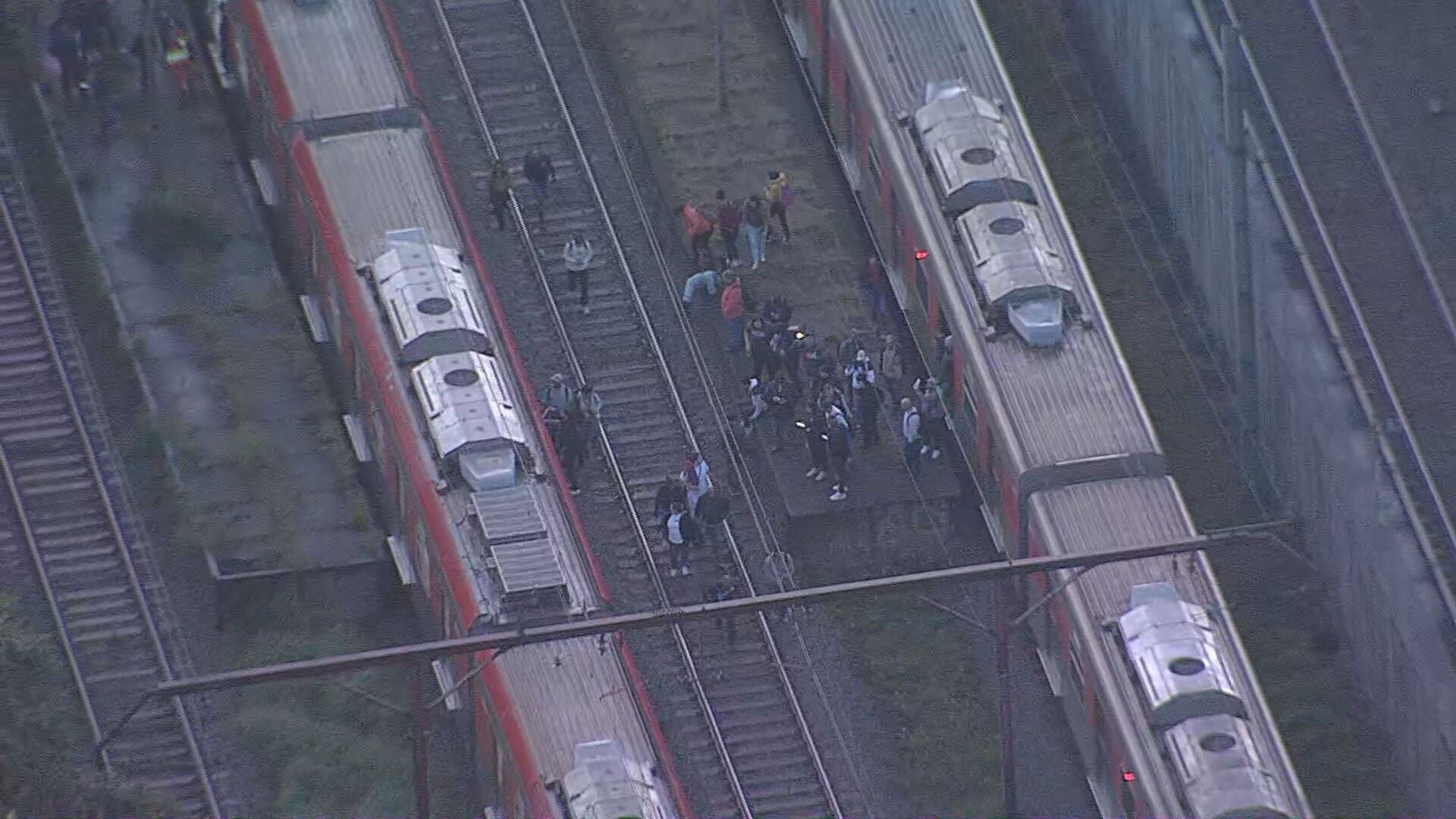 Tragédia no transporte: trem pega fogo e passageiros andam nos trilhos em SP