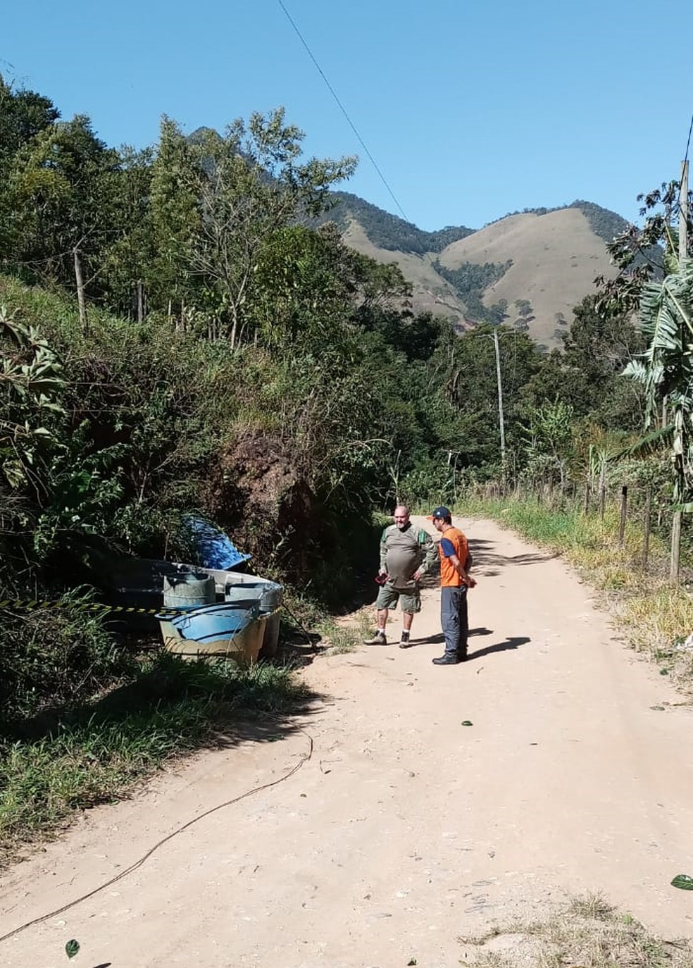 Idoso foi atingido por cabo de energia em uma rua do distrito do Sana, em Macaé — Foto: Defesa Civil