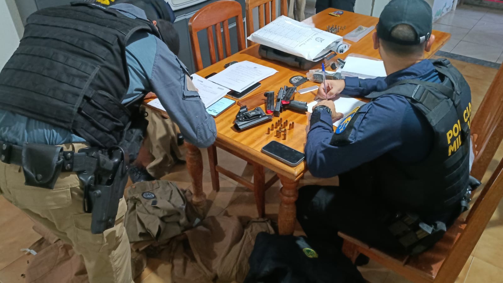 250226-operacao-armeiro-7- Três policiais militares são presos no PR suspeitos de fornecer armas para criminosos e forjar flagrantes