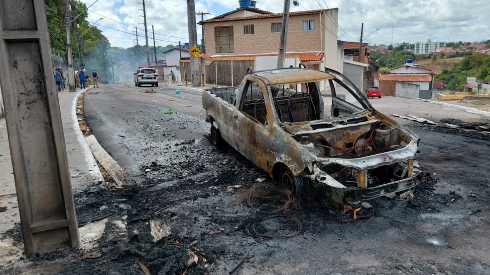 Moradores protestam na comunidade Paulo Afonso ap&oacute;s morte de jovem &mdash; Foto: Ant&ocirc;nio Vieira/TV Cabo Branco