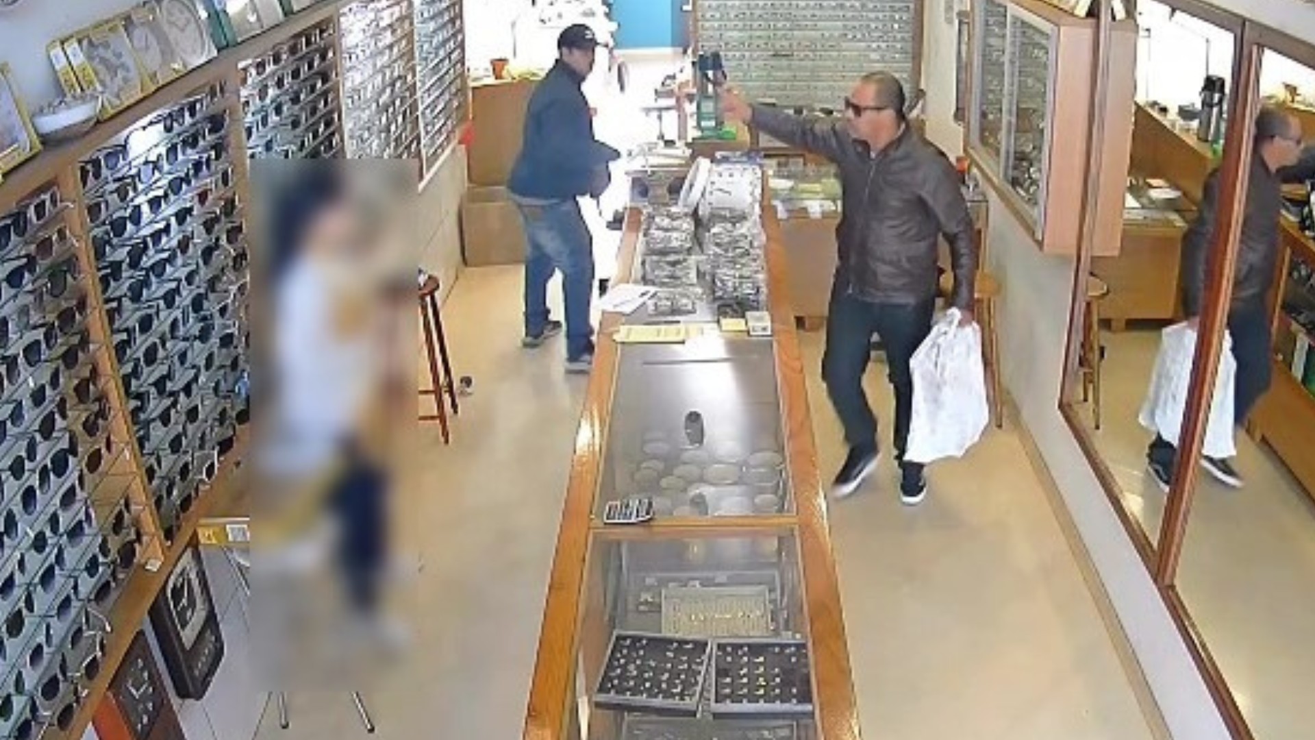 VÍDEO: dupla invade joalheria e rouba artigos de luxo em poucos segundos no RS, diz polícia