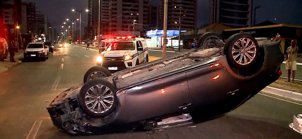 Motorista sob efeito de álcool perde controle do carro e capotou na Avenida dos Holandeses, em São Luís — Foto: Reprodução/TV Mirante