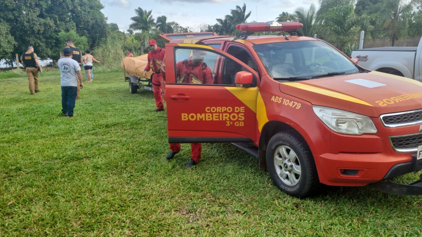 Bombeiros procuram por duas pessoas desaparecidas no Rio Tibagi após barco virar com a força do vento