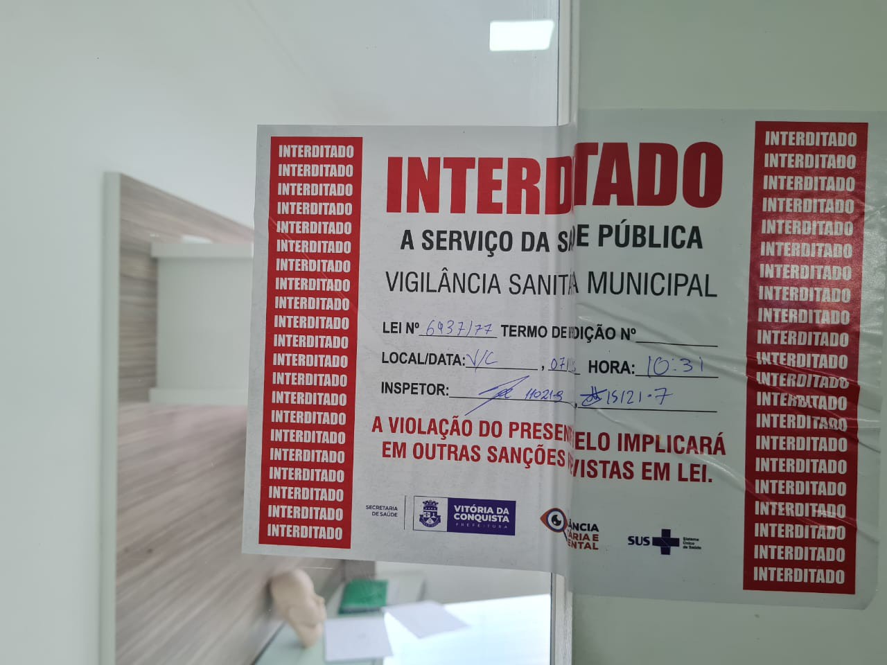 Mulher é indiciada por exercício legal da medicina após cliente denunciar sequelas graves em procedimento estético na Bahia