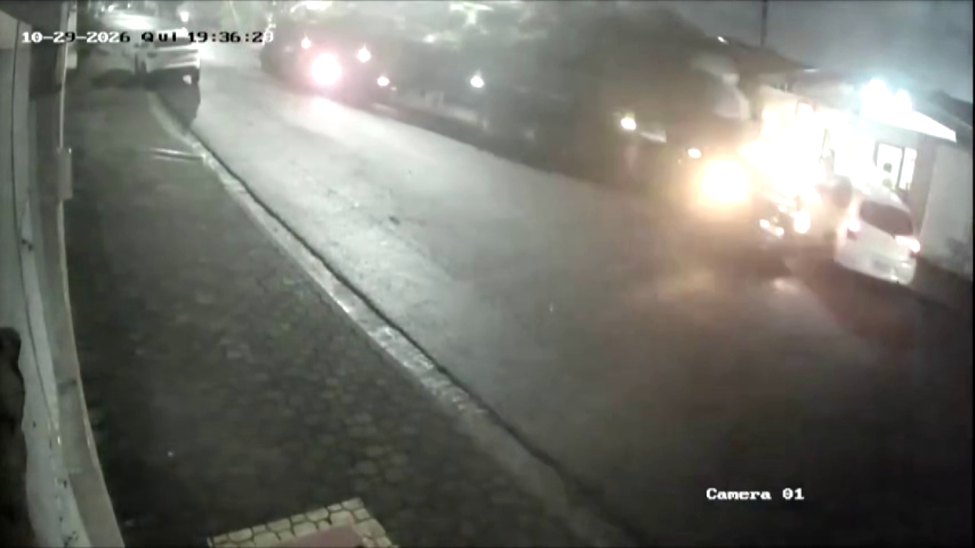 Motorista de carreta desgovernada que atingiu carros e destruiu casa lembra desespero: 'Caí de joelho, comecei a chorar e falar com Deus'