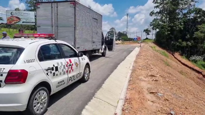 Suspeito de roubar caminhão em SP é preso durante perseguição a pé em São Roque; comparsa fugiu