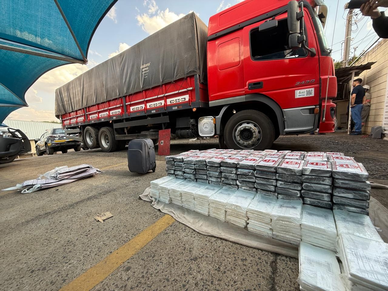Motorista é preso com 400 kg de cocaína escondidos em caminhão na SP-310 em São Carlos