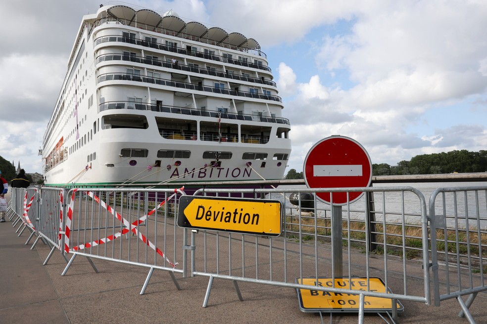 O navio de cruzeiro Ambition está atracado na França depois de as autoridades locais terem informado que os passageiros não podiam desembarcar devido a um possível surto de gastroenterite a bordo — Foto: REUTERS/Stephane Mahe