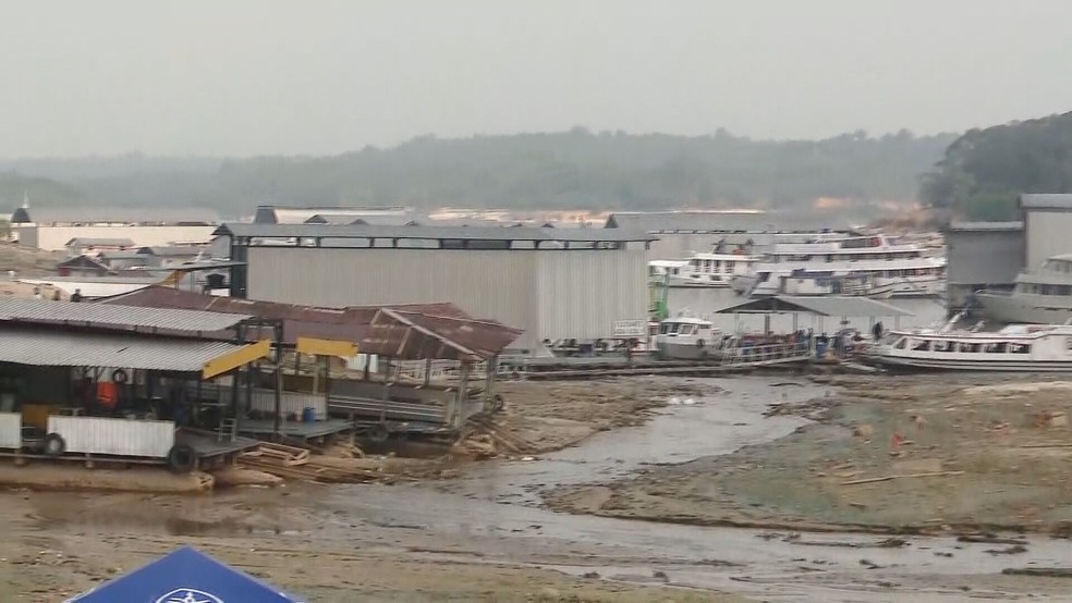 Rio secou completamente em um porto de Manaus; seca no Amazonas já dura semanas — Foto: Reprodução/Bom Dia Brasil