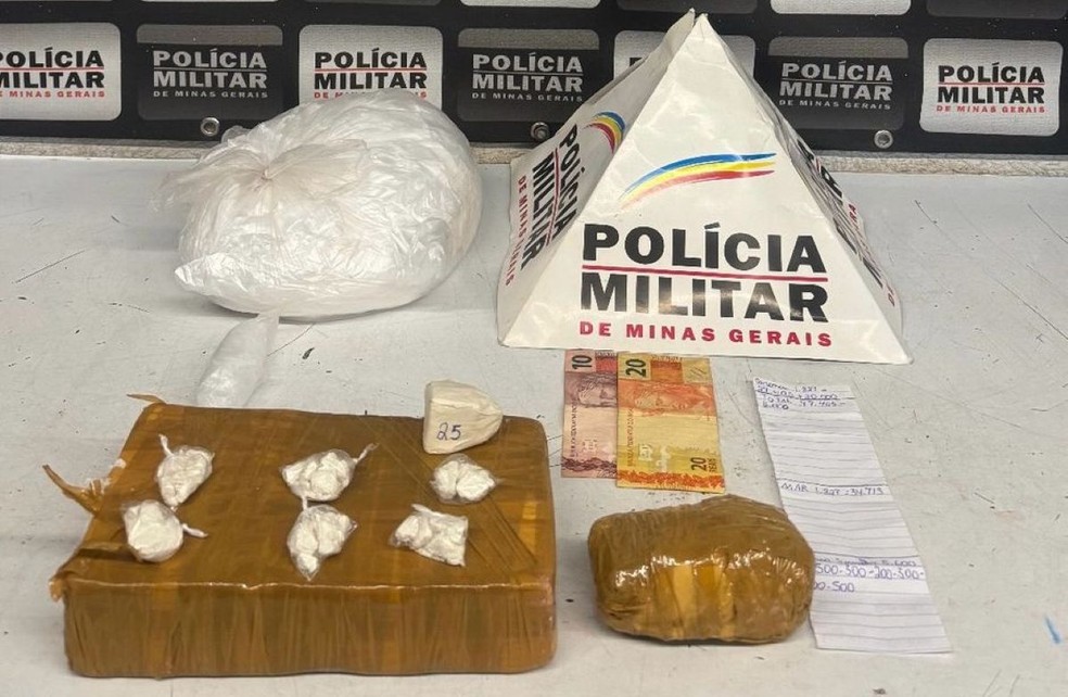 PM descobre fundo falso com cocaína ao cumprir mandado contra foragido da Justiça em Divinópolis — Foto: PM/Divulgação
