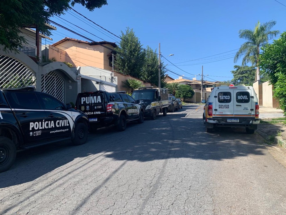 Esposa e filhos menores de policial aposentado estavam dentro do imóvel na hora da invasão.  — Foto: Raquel Freitas/TV Globo