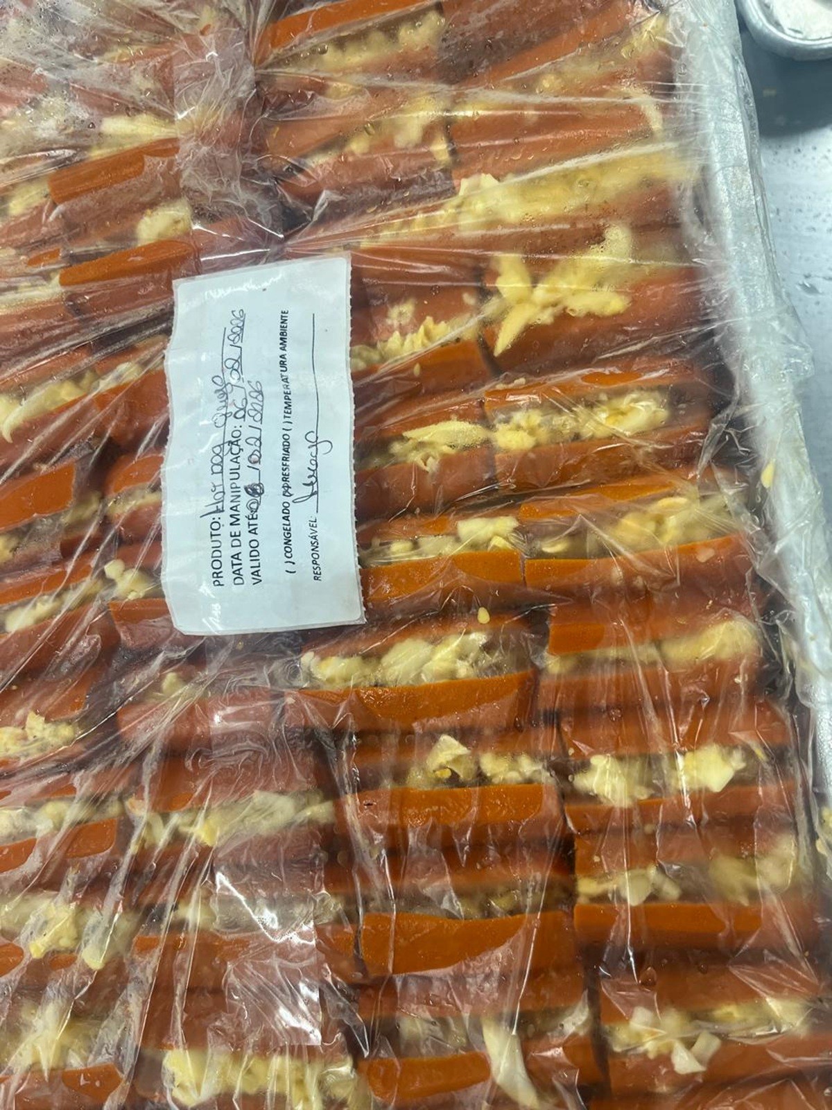 Vigilância Sanitária fiscaliza supermercado após denúncia sobre salgados com larvas em Cabo Frio