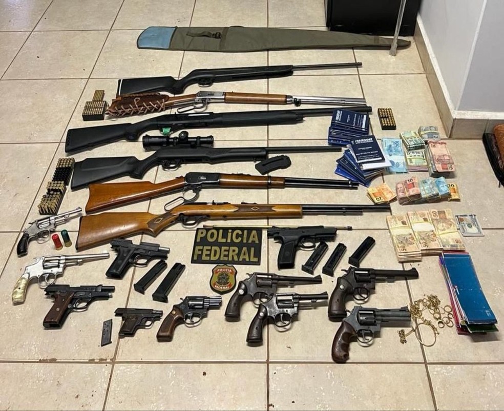 17 armas foram apreendidas em uma propriedade rural, nesta terça-feira (5), em Bela Vista — Foto: Polícia Federal/Divulgação