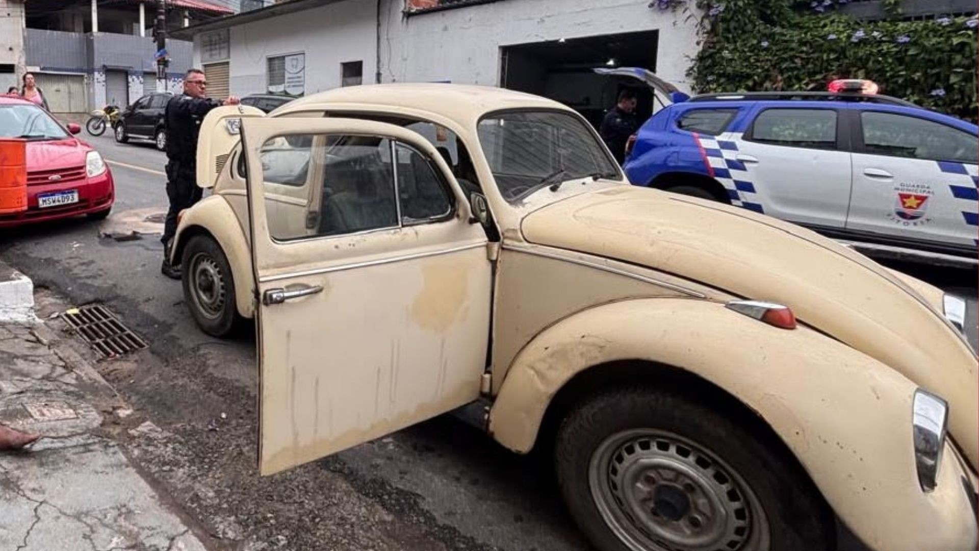 Suspeito de furtar Fusca é encontrado dormindo dentro do carro em Vitória