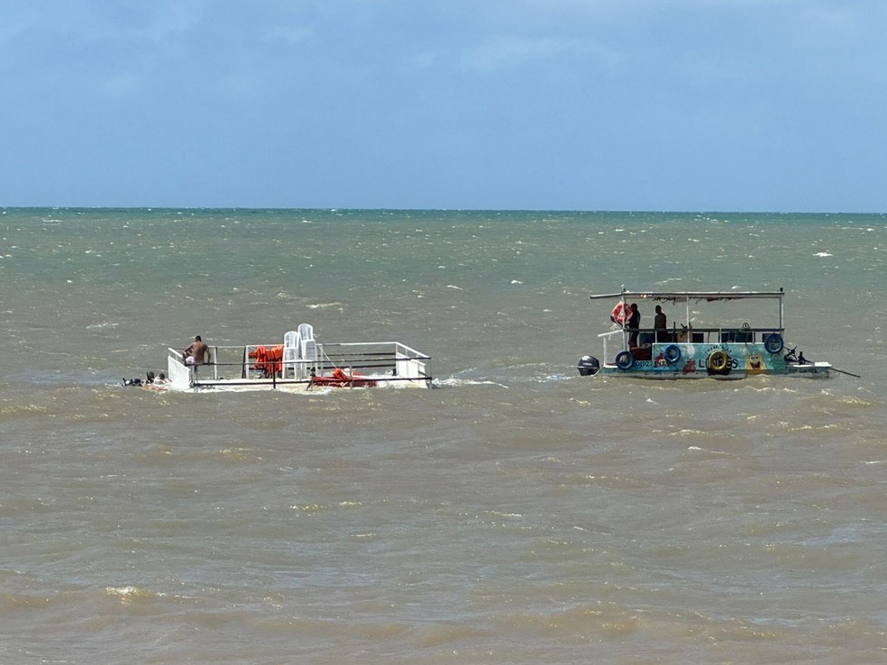 Catamarã afunda na praia do Seixas, em João Pessoa — Foto: Karine Tenório/TV Cabo Branco