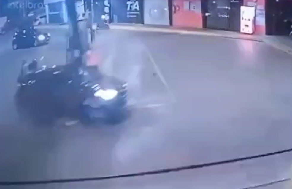 Carro atinge pilar de posto, derruba bomba e atropela frentista em Mossoró — Foto: Reprodução