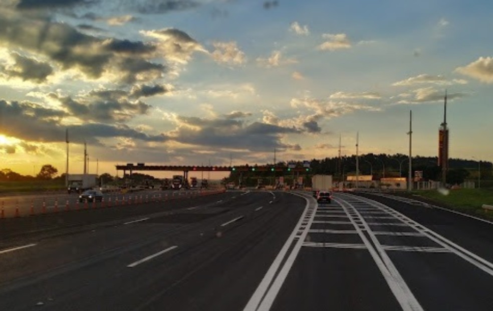 Van atinge traseira de caminhão estacionado em praça de pedágio em Iaras  — Foto: Roberto Gibin/ Google Maps 