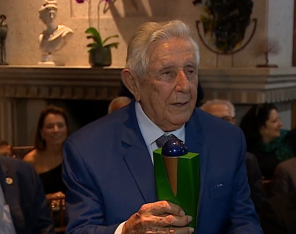 Fernando Mendonça recebe prêmio em São José dos Campos — Foto: Reprodução/TV Vanguarda