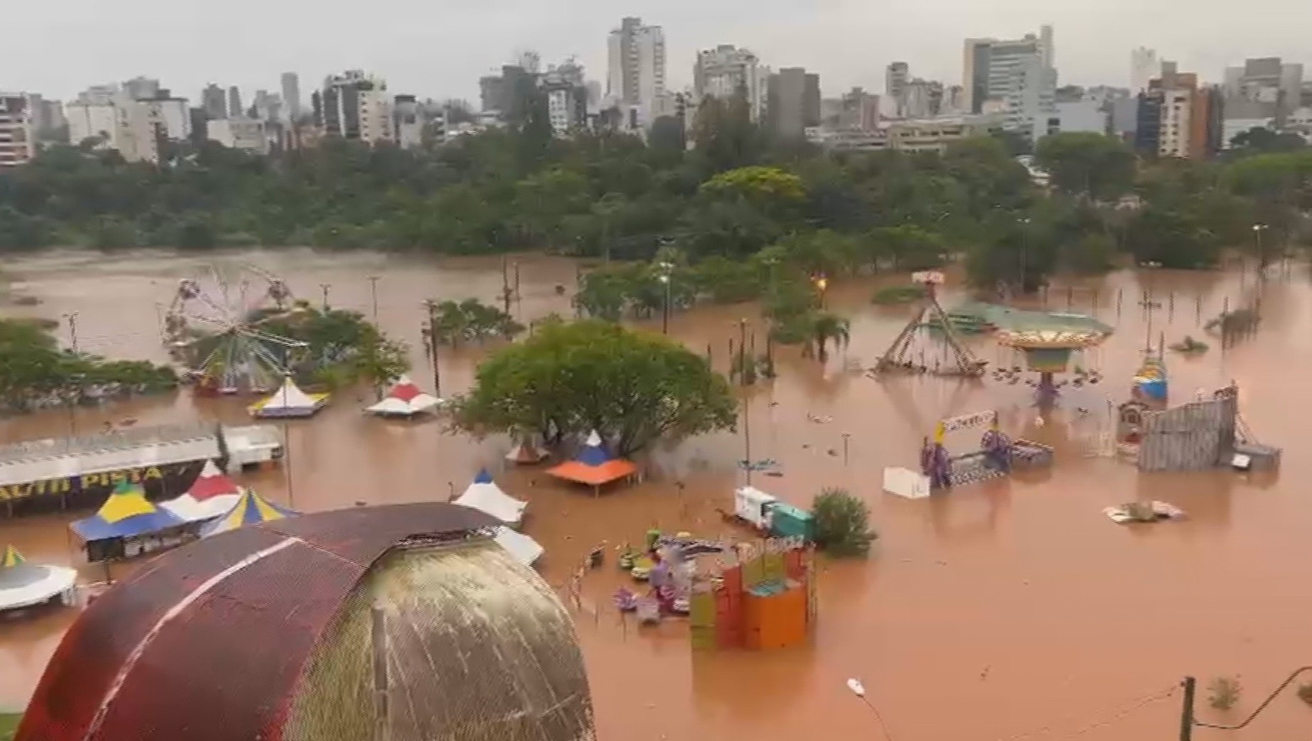 Rio Taquari transborda, alaga ruas e famílias precisam ser retiradas de casa em Lajeado