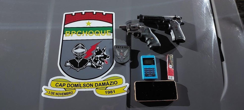 Armas apreendidas com suspeitos de assalto em Natal. Dupla morreu. — Foto: PMRN/Divulgação