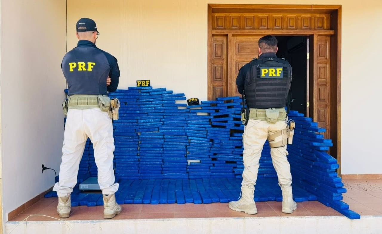 PRF apreende mais de 300 kg de maconha em porta-malas de carro na BR-251; VÍDEO