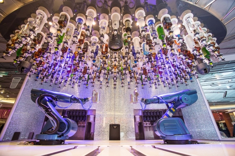 Bionic Bar, onde robôs servem bebidas no Symphony of the Seas — Foto: Divulgação - Royal Caribbean