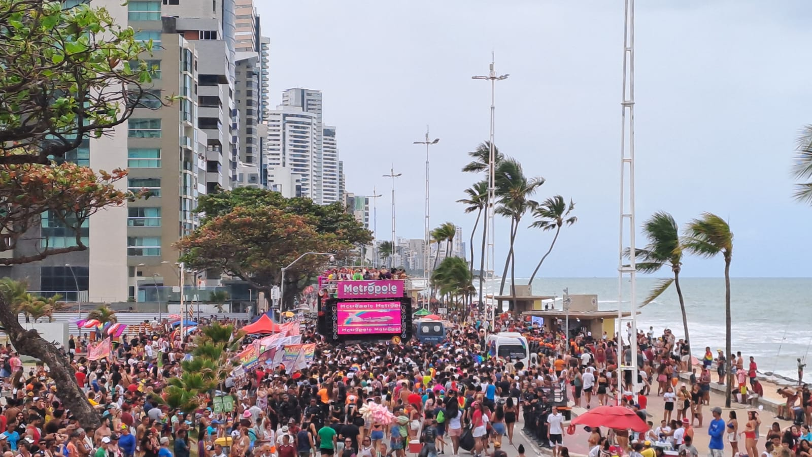 Parada da Diversidade arrasta multidão em Boa Viagem em protesto contra fundamentalismo, machismo e racismo