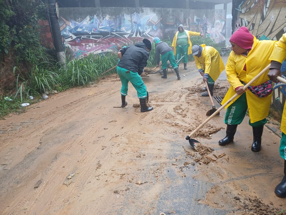 Equipes da Prefeitura de Petrópolis intensificam o trabalho de desobstrução das ruas afetadas pelas chuvas — Foto: Prefeitura de Petrópolis