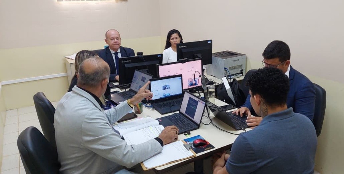 Justiça realiza audiência de delegado réu por tentativa de homicídio em Noronha; vítima perdeu a perna após ser baleada