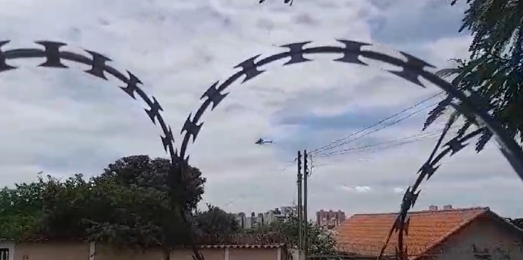 VÍDEO: Com ajuda de helicóptero, PM faz cerco em Uberlândia e apreende adolescente que roubou carro em Araguari