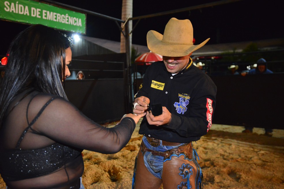 Presente na primeira edição do Jaguariúna Rodeo Festival, dupla Matogrosso  e Mathias comanda festa de lançamento do 30º ano do evento, OlímpiaNaBalada.com