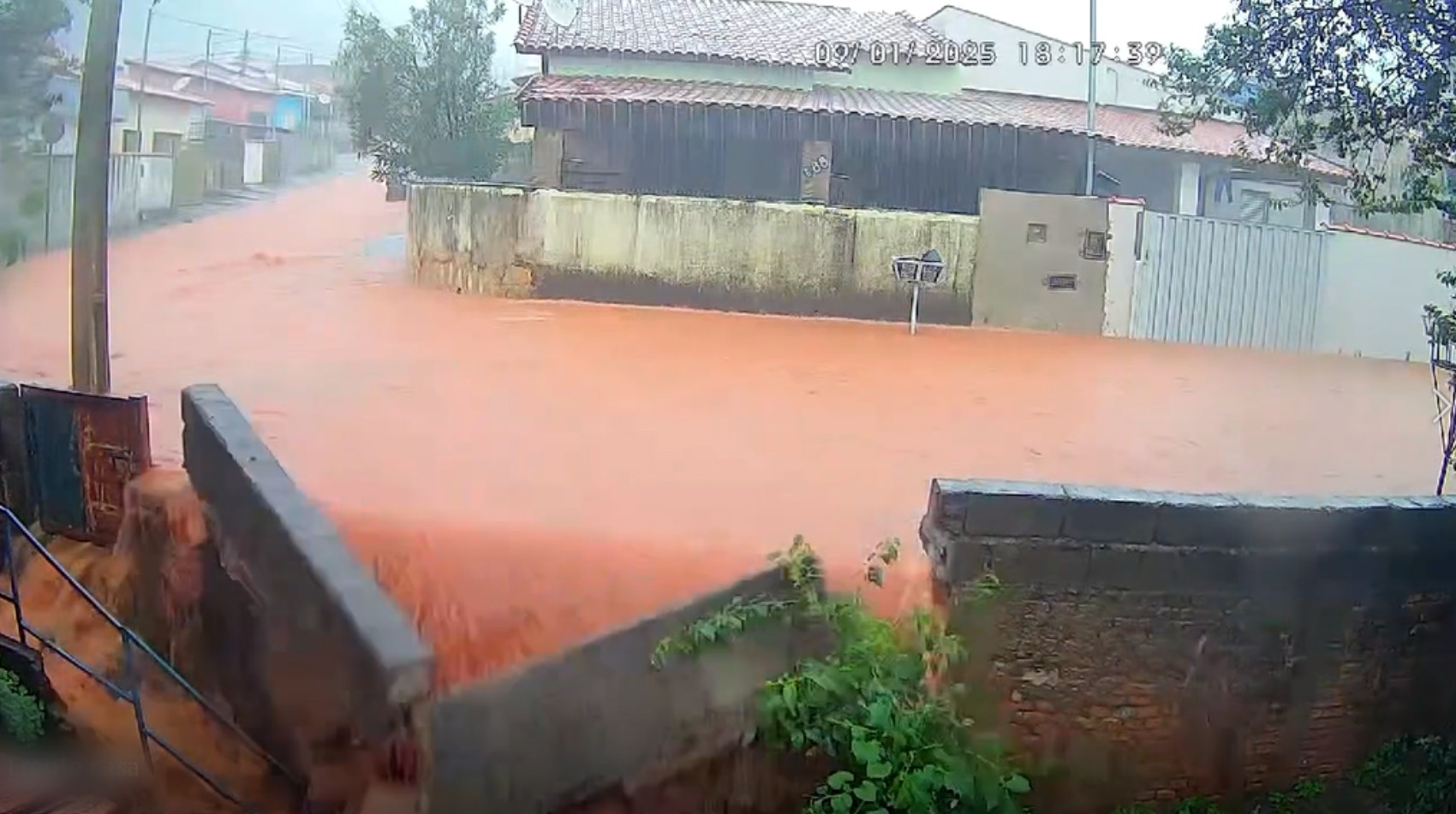 Vídeo mostra momento em que muro de casa desaba após chuva forte no Sul de Minas; ASSISTA