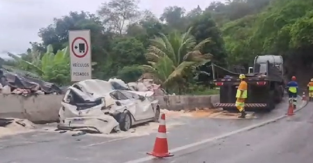 Carreta tomba e atinge carro na descida da Serra das Araras, em Piraí; cinco pessoas ficam feridas 