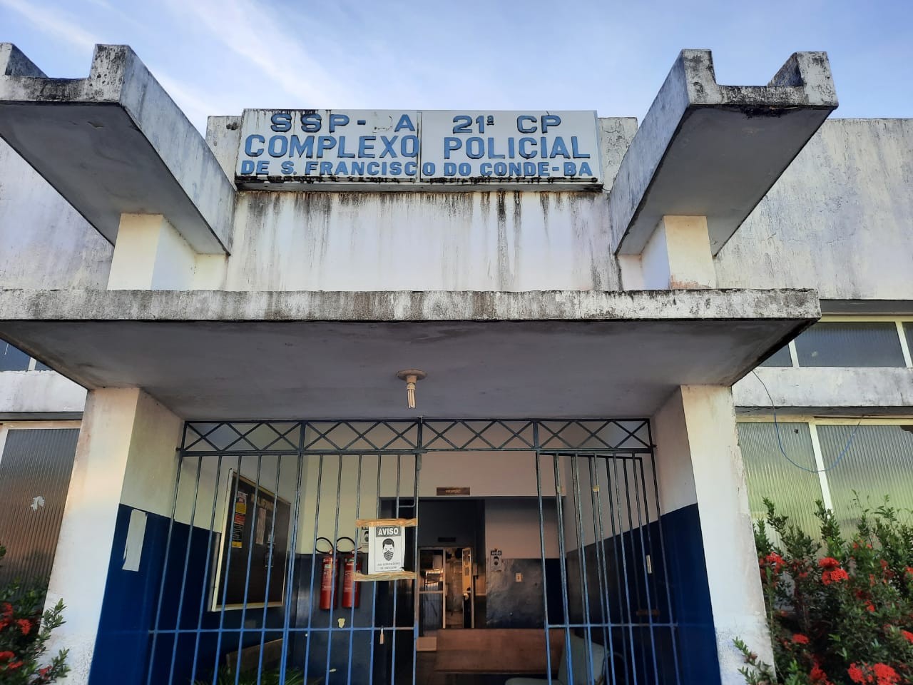Polícia investiga mortes de homem encontrado enterrado em quintal e cachorro dentro de casa na Bahia