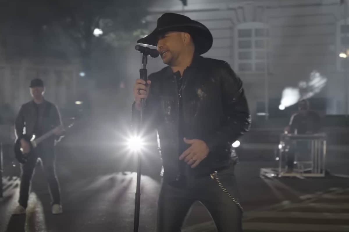 Country acusado de racismo reúne sucessos e domina paradas musicais dos ...