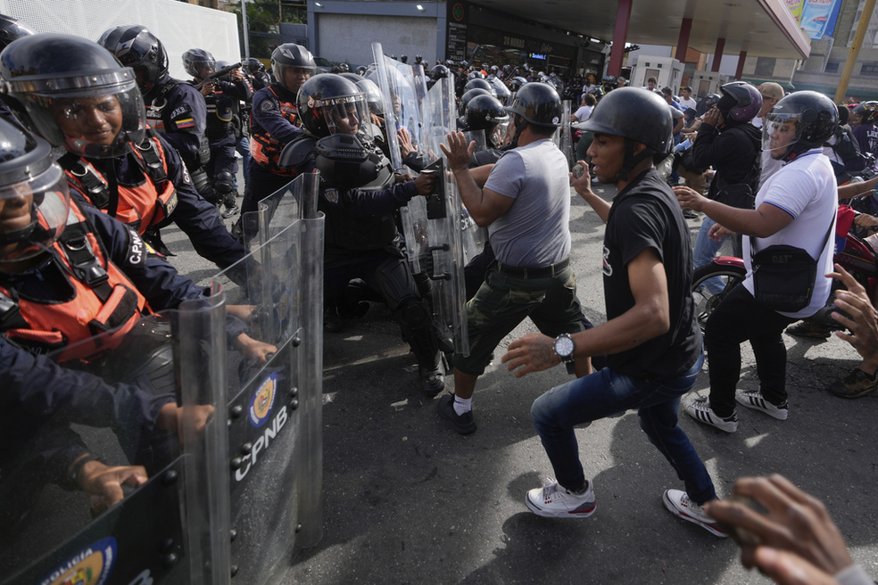 Manifestantes enfrentam a polícia em Caracas — Foto: Fernando Vergara/AP