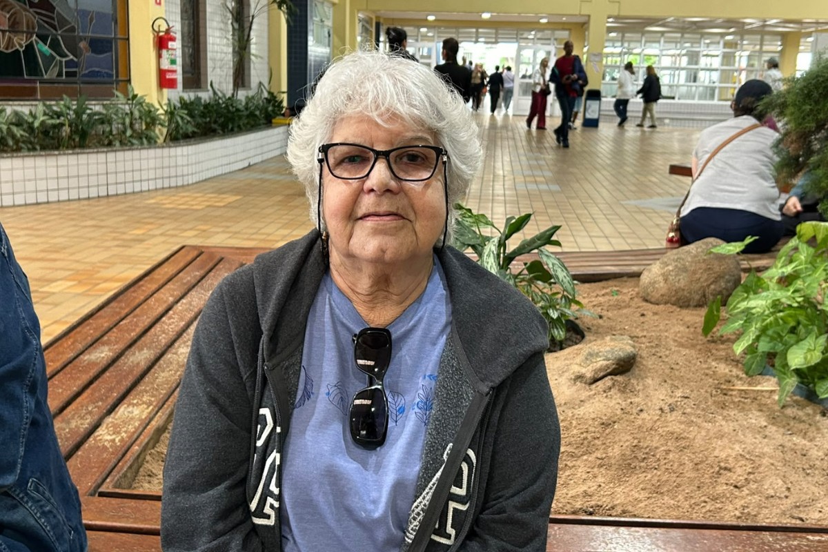 Eleitora de 74 anos vota pensando nos netos: 'Meu voto faz diferença'