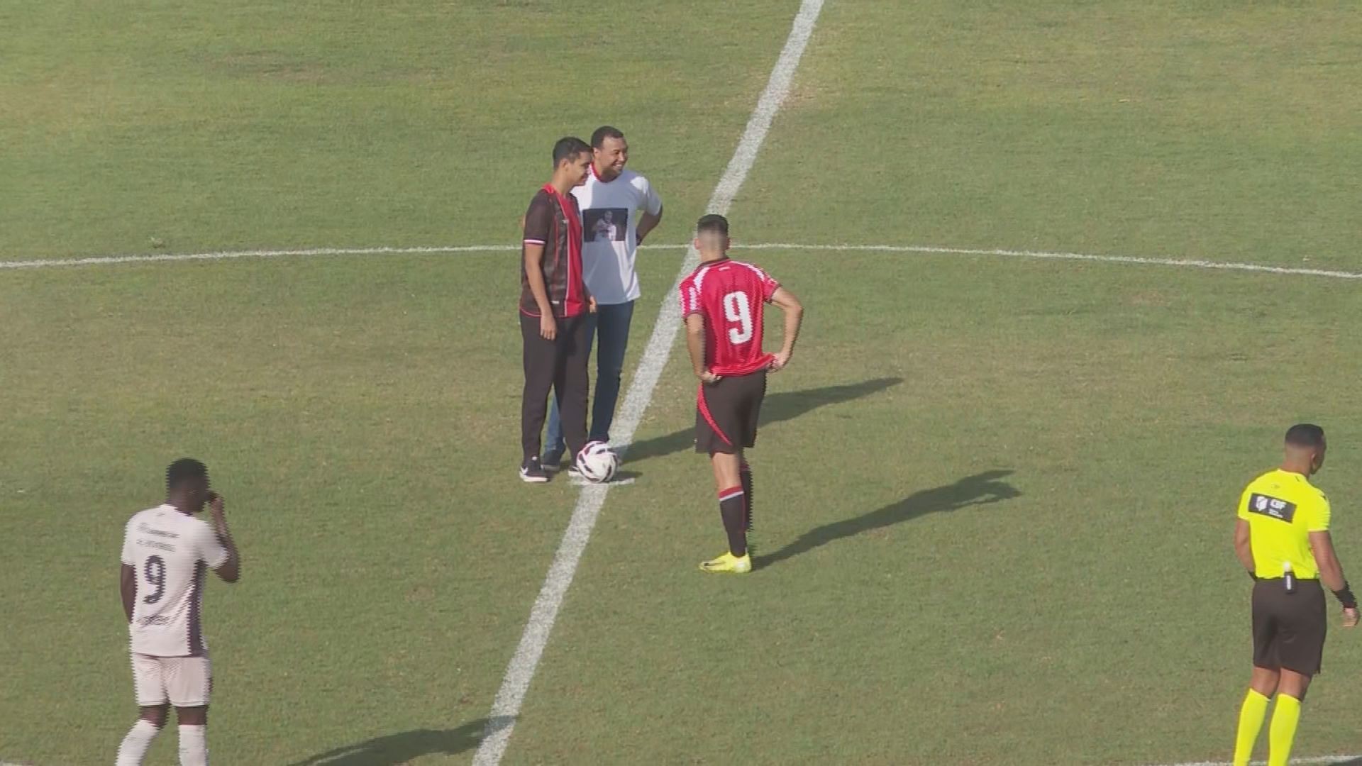 Pedro Severino dá pontapé inicial em partida do Botafogo-SP três meses após receber alta médica; VÍDEO