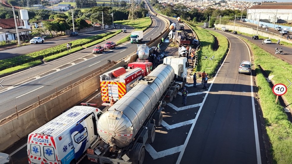 4 de 4
Engavetamento com 11 ve&iacute;culos interdita pista e deixa feridos na SP-225 em Ja&uacute; &mdash; Foto: Central da Not&iacute;cia/Reprodu&ccedil;&atilde;o